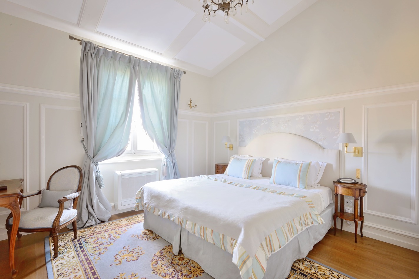 Chambre supérieure avec ses tons légers et reposants - Villa Victor Louis