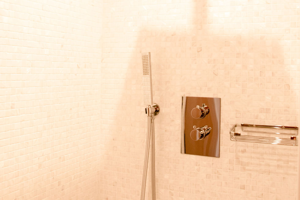 La salle de bain, douche, du Studio - Villa Victor Louis