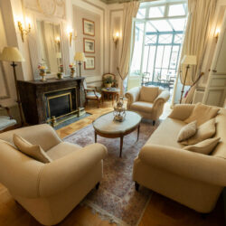 Le Salon peut être modulé en lieu intime pour vos réunions et séminaires - Villa Victor Louis